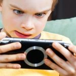 چگونه وابستگی کودک به گوشی را کم کنیم
