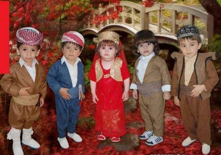 سفری به دنیای رنگ‌ها: آشنایی با لباس‌های محلی مردان و زنان کرد