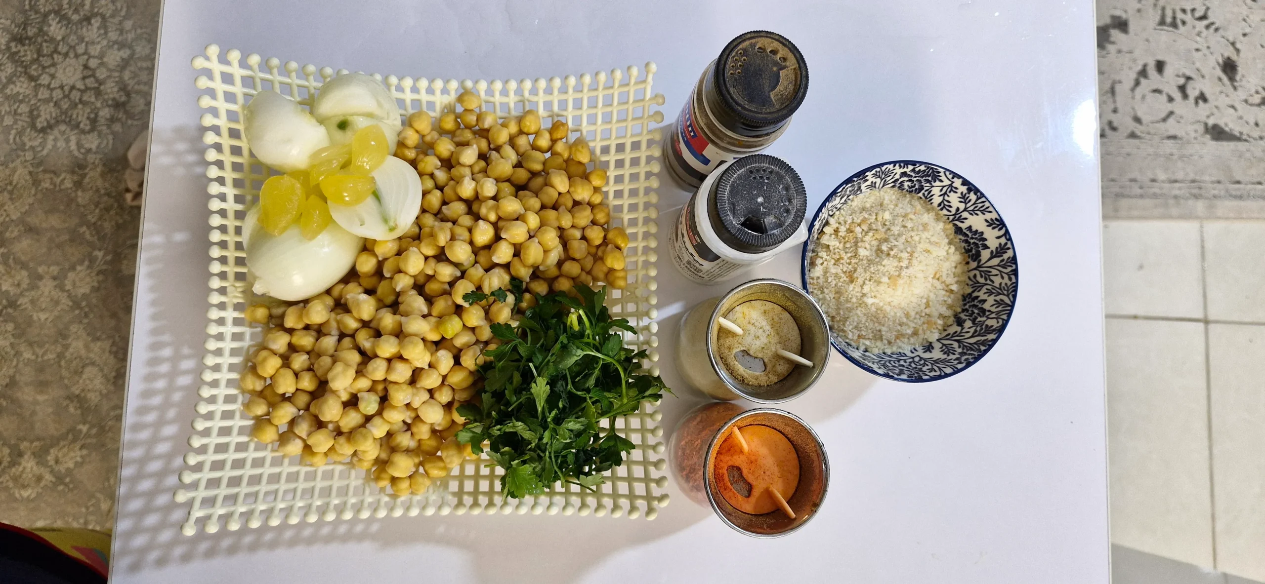 طرز تهیه فلافل جنوبی همراه نکات ترد و پفکی کردن برای علاقمندان به فلافل مواد لازم برای تهیه فلافل