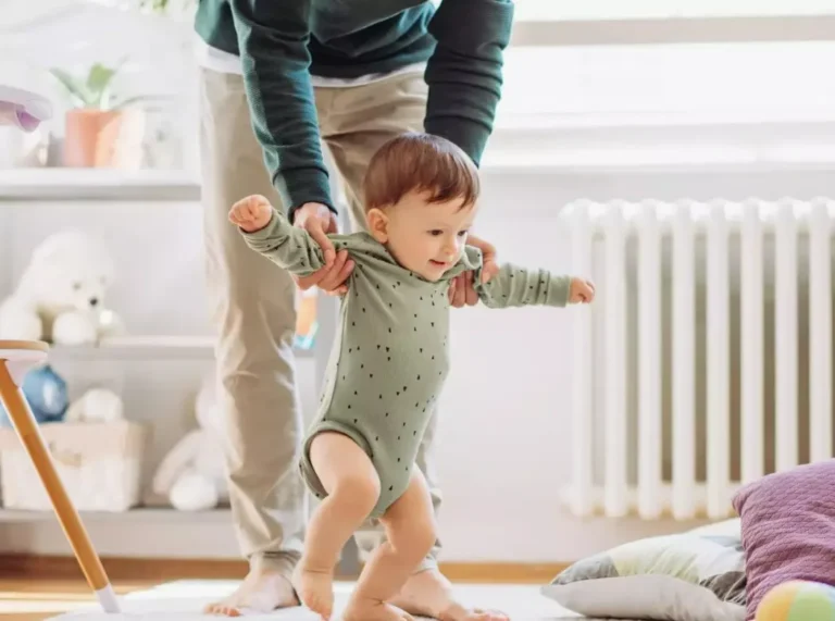 علل دیر راه افتادن کودک + راهکارهای درمانی