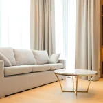 راهنمای انتخاب پرده در طراحی داخلی مینیمال؛ چه رنگی با مبل هماهنگتر است؟ راهنمای انتخاب پرده در طراحی داخلی مینیمال؛ چه رنگی با مبل هماهنگتر است؟
