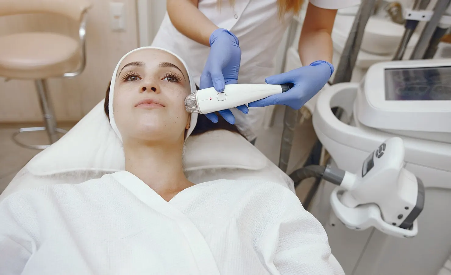 معجزه جوانسازی و درمان جای زخم و اسکار با دستگاه لیزر فرکشنال