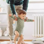 علل دیر راه افتادن کودک + راهکارهای درمانی کاردرمانی تاخیر حرکتی