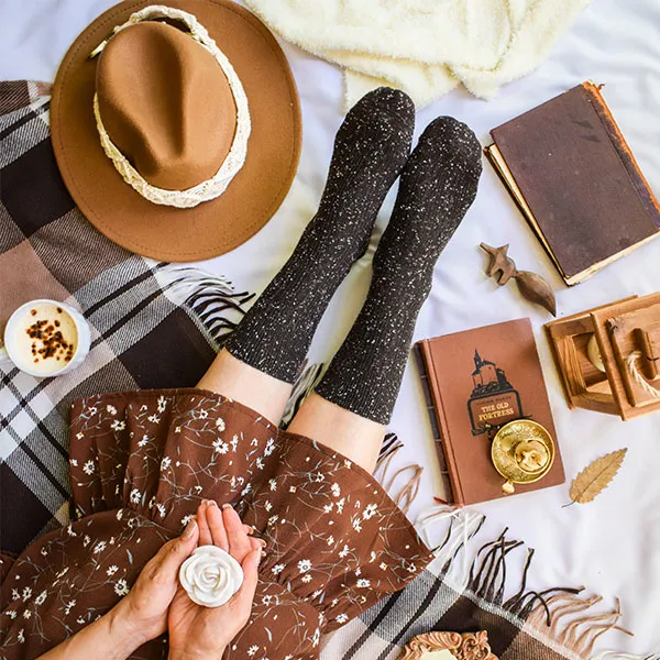 چطور جوراب زنانه مناسب هر کفش را انتخاب کنیم؟ جوراب بافت بلند زنانه