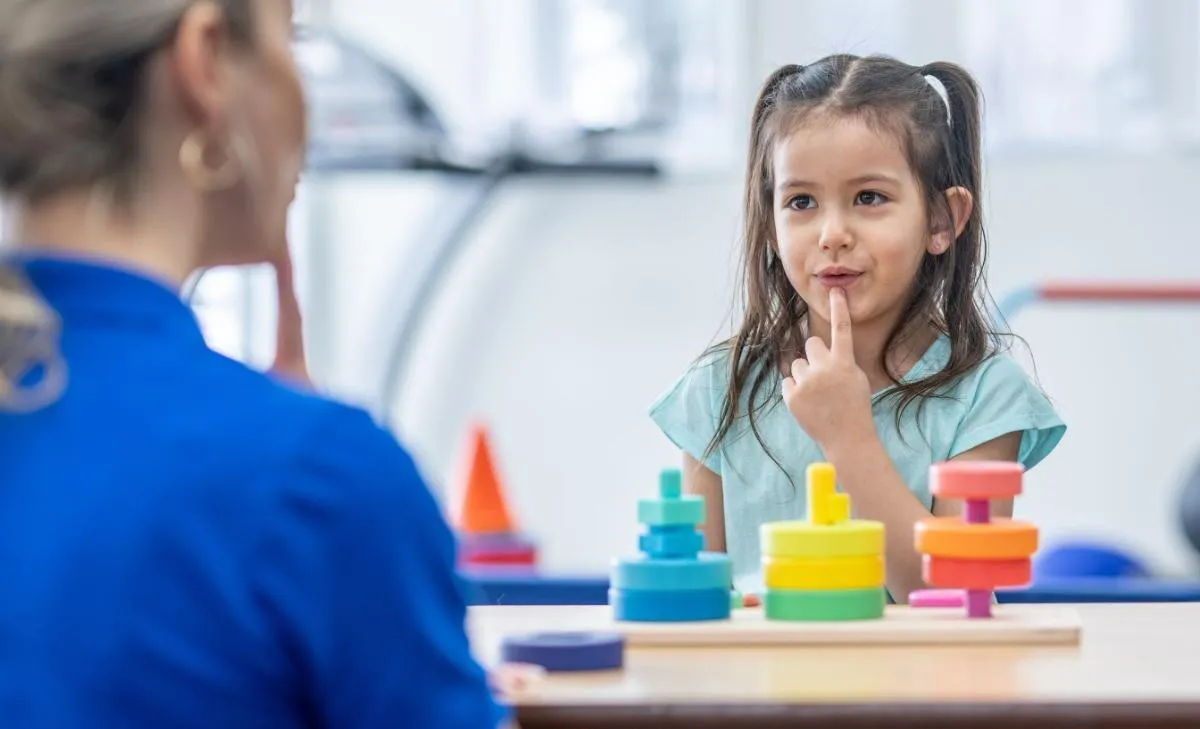مشکل زبان باز نکردن کودکان: علل، پیشگیری و درمان مشکل زبان باز نکردن کودکان: میخوای بدونی چرا کودکان این مشکل رو دارند؟