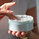 بهترین کرم آبرسان و روشن کننده پوست