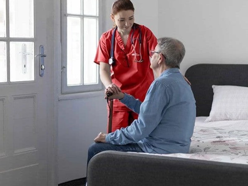 راهنمای کامل انتخاب پرستار منزل در تهران + نکات مهم قانونی