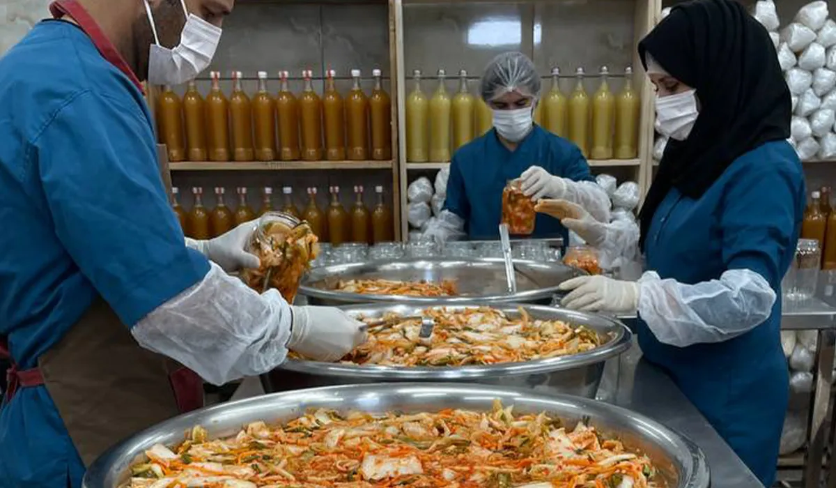 کیمچی چیست و چرا به تقویت سیستم ایمنی و بهبود گوارش کمک میکند؟ فرآیند تهیه کیمچی در مجموعه هالین – مخلوط کردن سبزیجات تخمیری به روش کاملاً بهداشتی.