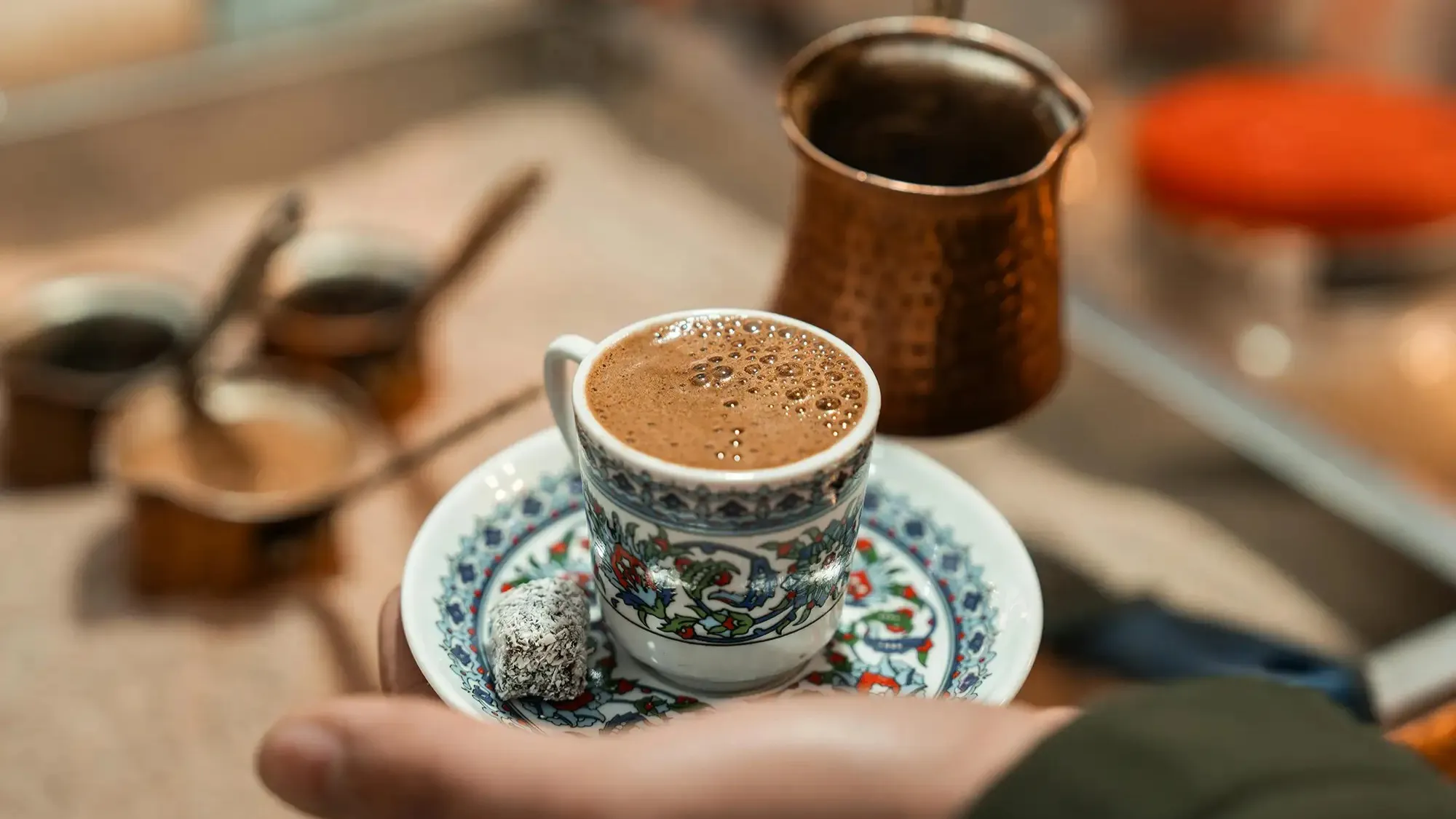 طرز تهیه قهوه ترک روی گاز؛ آموزش دو روش محبوب + نکات طلایی برای کف زیاد و تلخ نشدن قهوه طرز تهیه قهوه ترک روی گاز؛ آموزش دو روش محبوب + نکات طلایی برای کف زیاد و تلخ نشدن قهوه