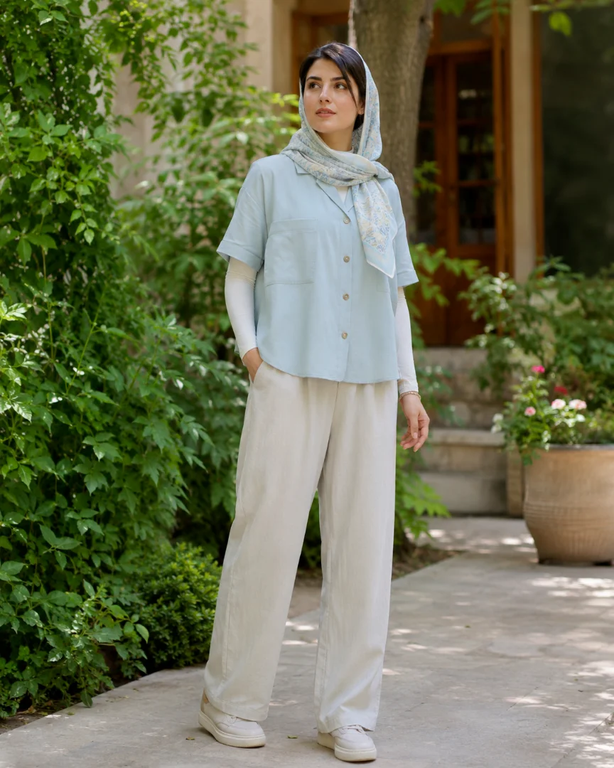 بلوز آستین کوتاه زنانه؛ انتخابی خنک، پوشیده و کاربردی برای روزهای گرم بلوز زنانه آستین کوتاه یقه انگلیسی رنگ آبی