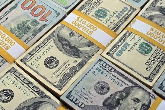 سرمایه گذاری در طلا بهتر است یا دلار؟ سرمایه گذاری در طلا بهتر است یا دلار؟